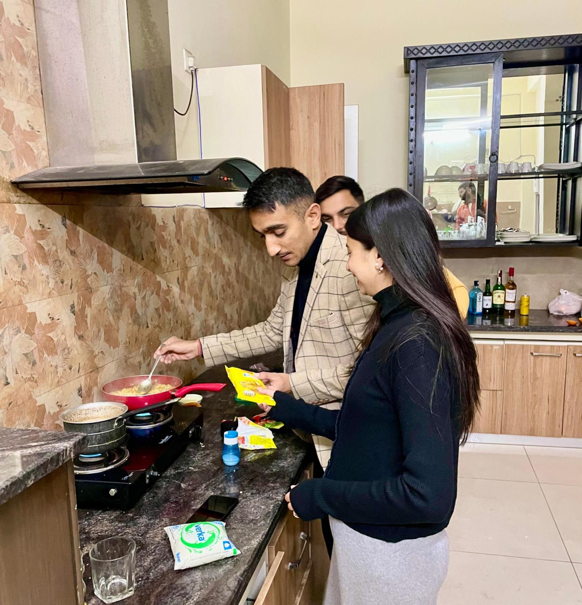 The Auriga 3Bhk Fully Entair Villa With Bonfire In Kasauli I Pvt Stay I Open Air Terrace I Kitchen Livingroom I Lawn Bonfire I Gaming Zone מראה חיצוני תמונה