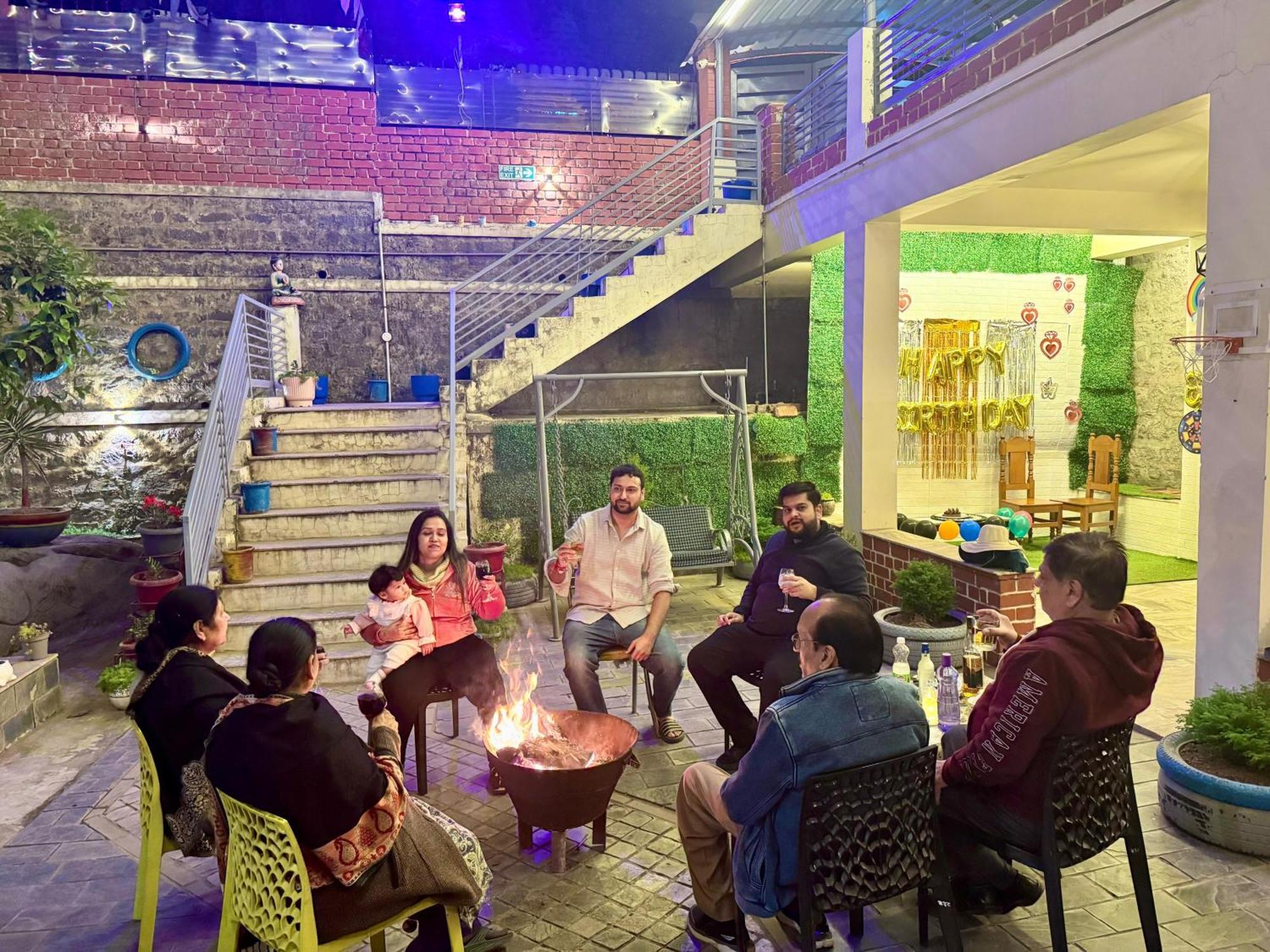The Auriga 3Bhk Fully Entair Villa With Bonfire In Kasauli I Pvt Stay I Open Air Terrace I Kitchen Livingroom I Lawn Bonfire I Gaming Zone מראה חיצוני תמונה